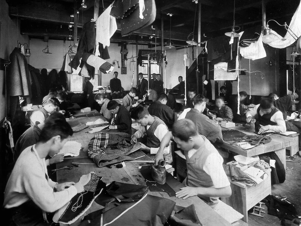 50〜60人の職人が洋服を仕立てている3Fの工場