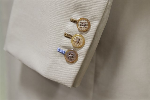 スーツのボタン
